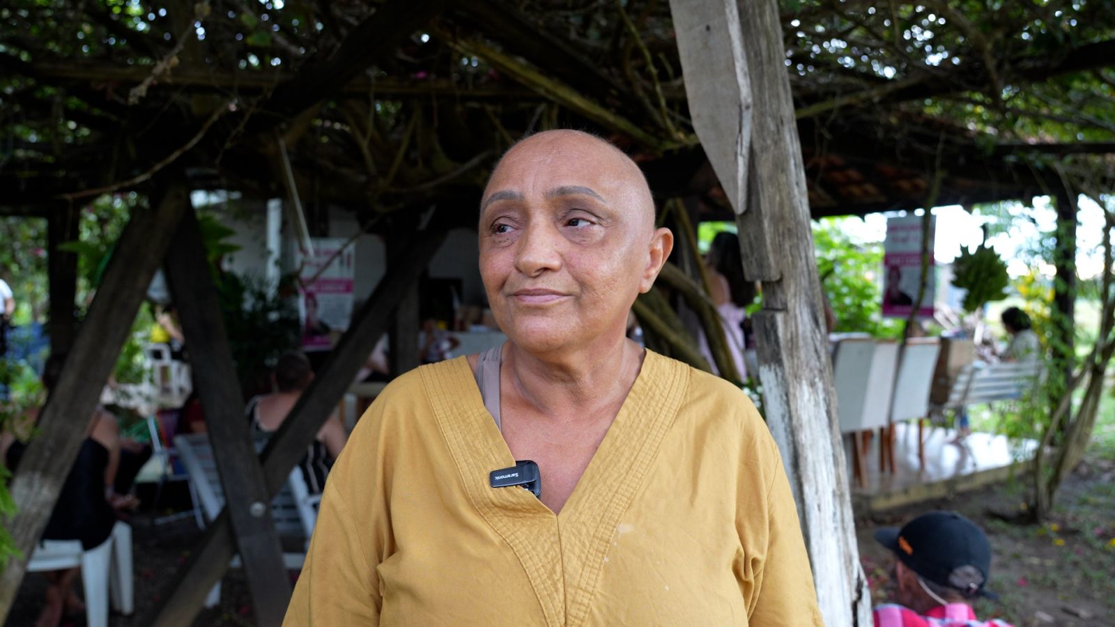 Para Cristiane, receber um lenço é também receber dignidade e apoio em um momento delicado