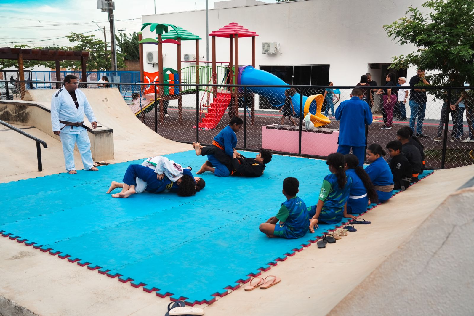 o programa funciona como escola de iniciação esportiva e atende atualmente cerca de 200 participantes na Praça CEU